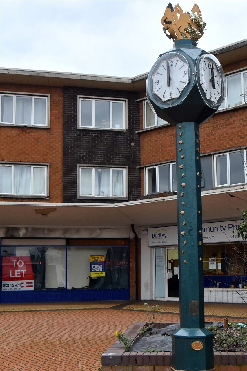 'Pocket park' town clock reinstalled late 2019. Designed by Steve Field