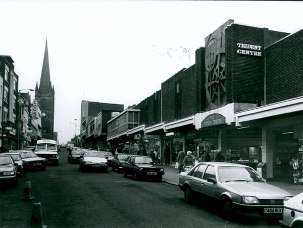 postcard of High st showing Trident logo in original state