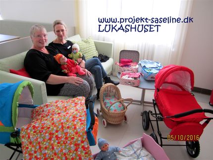 LukasHuset har fået det største. Flere dukker samt 3 vogne.