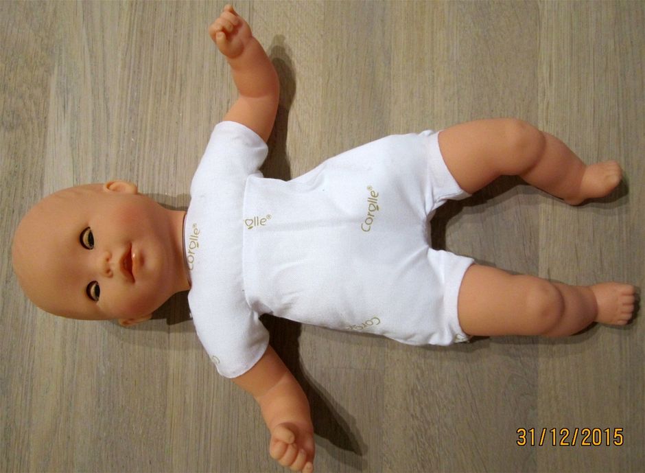 Baby Corolle 36 cm. Mål. Mål din dukke og se om den passer tøjet til disse opskrifter. (opskrifter kommer under disse mål)

Hovedomkreds 31 cm.

Ansigts omkreds halsside til halsside (kyse) 26 cm.

Omkreds hals 17 cm.

Hals til skridt foran 16 cm. og bagpå 21 cm.

Armlængde 9,5 cm.

Overarm 11 cm.

Håndled 8 cm.

Ærmegab 13 cm.

Skulder til skulder over nakken, ryggen, 11 cm.

Ryggen bredde 12 cm.

Linning 18,5 cm. Linning til skridt foran 10 cm. og bag 12 cm.

Benlængde 13 cm.

Ankel 9,5 cm.

Fodlængde 5,5 cm.

Omkreds fod 8 cm.

Omkreds lår 14 cm.