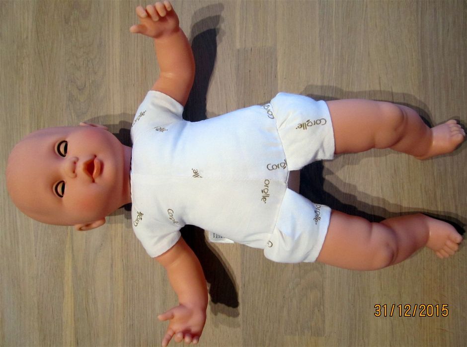 Baby Corolle 30 cm. Mål. Mål din dukke og se om den passer tøjet til disse opskrifter. Hovedomkreds 25,5 cm.

Ansigts omkreds halsside til halsside (kyse) 22 cm.

Omkreds hals 13,8 cm.

Hals til skridt foran 13 cm. og bagpå 15,5 cm.

Armlængde 8 cm.

Overarm 10 cm.

Håndled 7 cm.

Ærmegab 11 cm.

Skulder til skulder over nakken, ryggen, 9 cm.

Ryggen bredde 11 cm.

Ryggen over bagen 13 cm.

Linning 22 cm.

Linning til skridt foran 7 cm. og bag 10 cm.

Benlængde 9 cm.

Ankel 8 cm.

Fodlængde 4 cm.

Omkreds fod 6 cm.

Omkreds lår 12 cm.