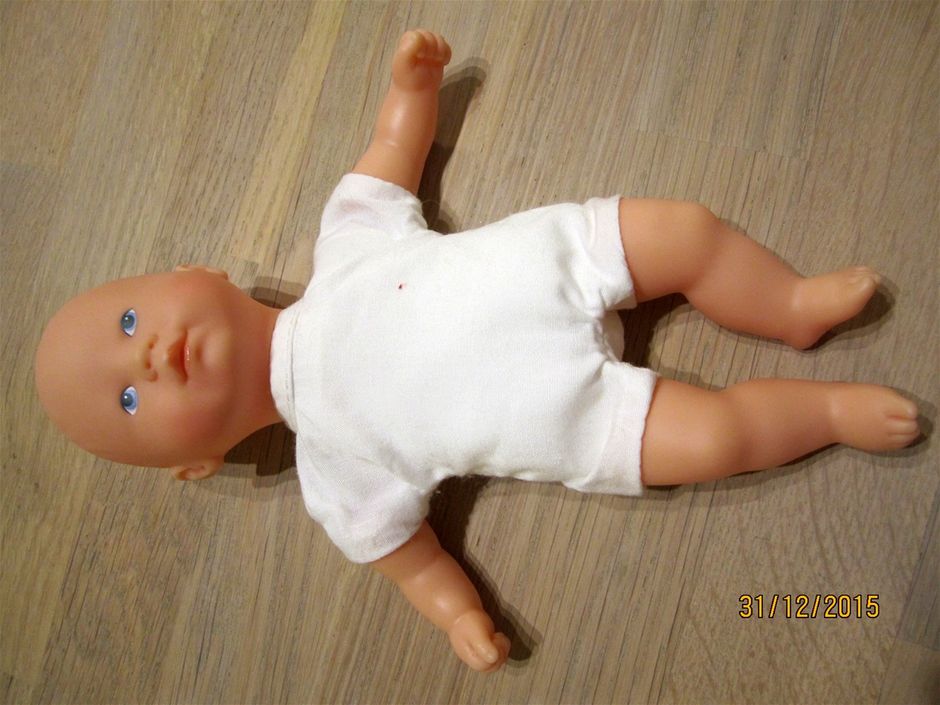 Baby Corolle 20 cm., og alle mål på denne skønne dukke, finder du her. Mål din dukke og se om den passer tøjet til disse opskrifter.

Hovedomkreds 17 cm.

Ansigtsom kreds halsside til halsside 14,5 cm.

Omkreds hals 10,3 cm.

Hals til skridt foran 8 cm. og bagpå 10 cm.

Armlængde 3,2 cm.

Overarm 6 cm.

Håndled 4,5 cm.

Ærmegab 7 cm.

Skulder til skulder over nakken, ryggen, 7 cm.

Ryggen bredde 7 cm.

Ryggen over bagen 7,5 cm.

Linning 15 cm.

Linning til skridt foran 4 cm. og bag 6 cm.

Benlængde 4 cm.

Ankel 5 cm.

Fodlængde 2,9 cm.

Omkreds fod 4 cm.

Omkreds lår 8 cm.