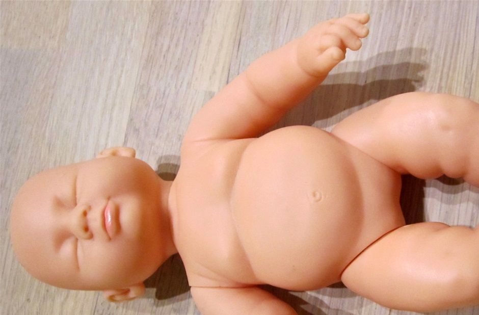 Mini Baby mål 21 cm. Mål din dukke og se om den passer tøjet til disse opskrifter. Hovedomkreds 16,5 cm.

Ansigtsom kreds halsside til halsside 15 cm.

Omkreds hals 9 cm.

Hals til skridt foran 9 cm. og bagpå 9 cm.

Armlængde 6 cm.

Overarm 7 cm.

Håndled 6,5 cm.

Ærmegab 8 cm.

Skulder til skulder over nakken, ryggen, 5,4 cm.

Ryggen bredde 7 cm.

Ryggen over bagen 7 cm.

Linning 16 cm.

Linning til skridt foran 6 cm. og bag 6 cm.

Benlængde 5 cm.

Ankel 7 cm.

Fodlængde 3,2 cm.

Omkreds fod 5,5 cm.

Omkreds lår 9,5 cm.