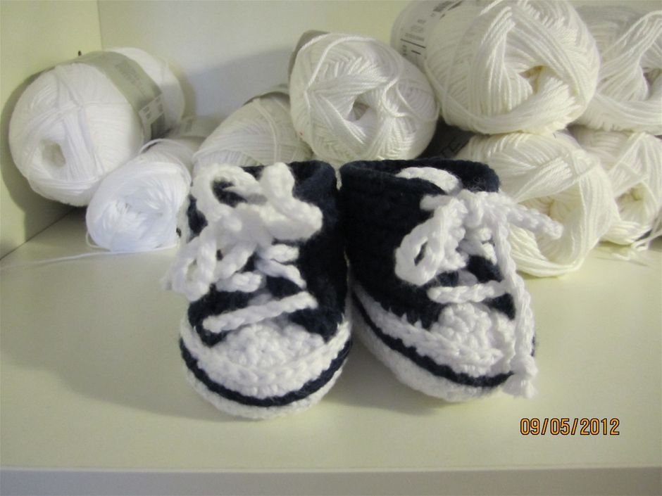 Til Baby. Design nr. 1.
Hæklede conwerse til nyfødt samt fars dyt.