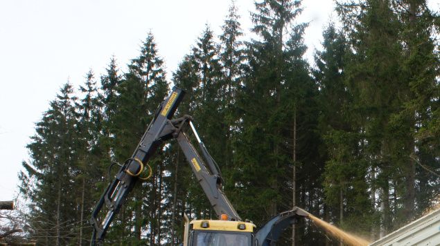 Här flisas ris och toppar efter vinterns  städning i skog och betesmarker.