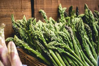 foodiesfeed.com_asparagus-at-farmers-market-close-up (kopia)
