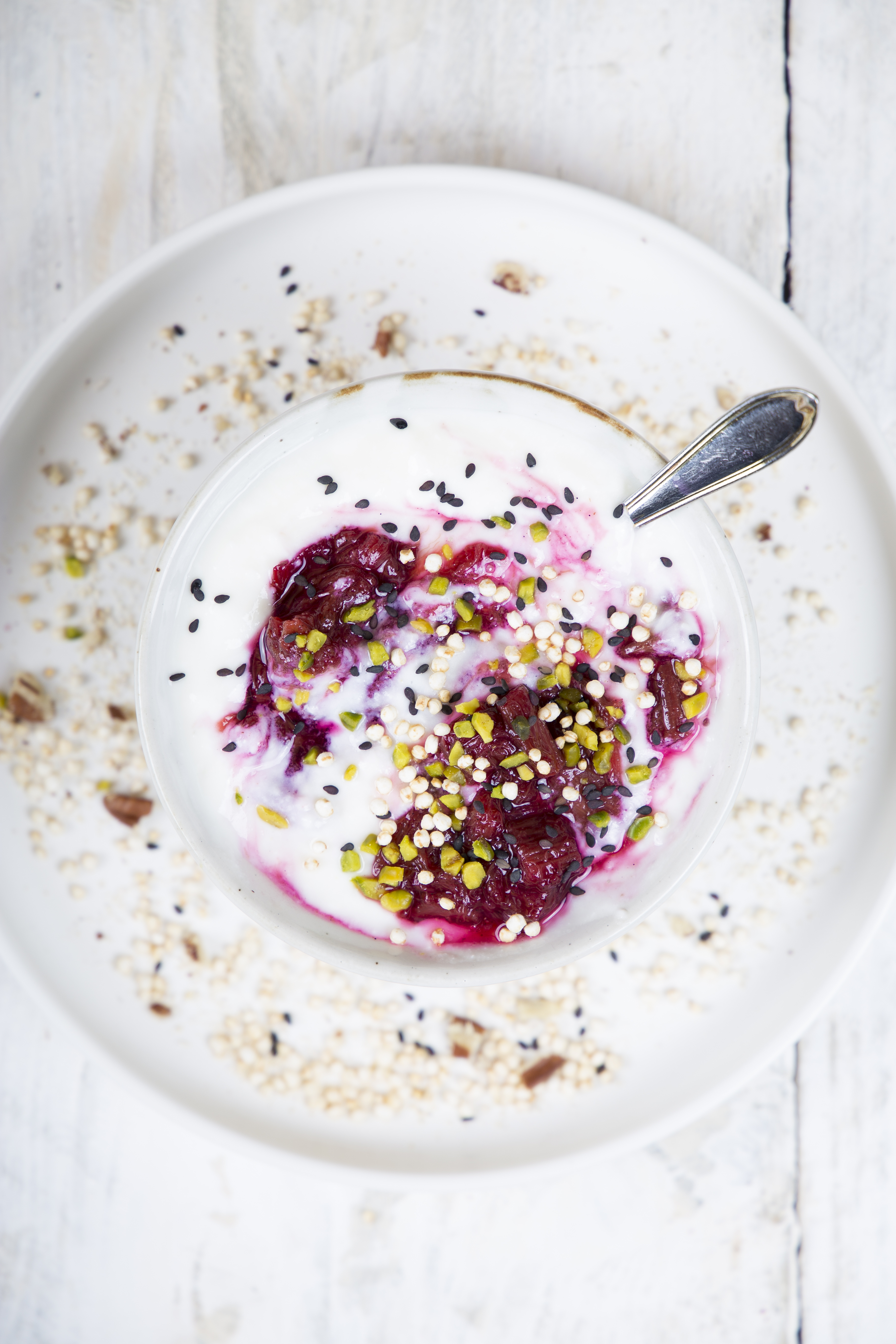Joghurt mit Rhabarber Kompott, schwarzer Sesam und Pistazien