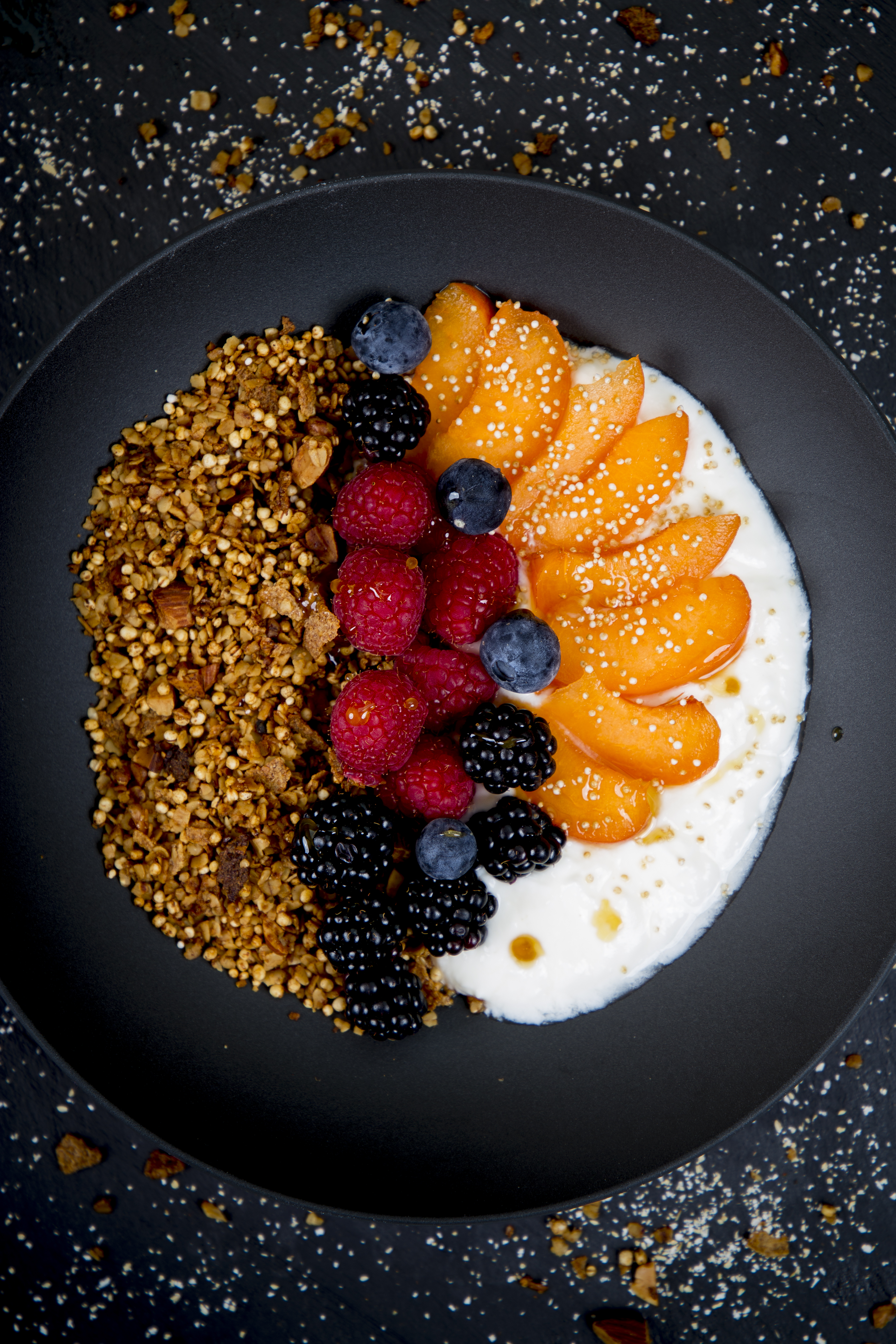 Granola mit Aprikosen, Beeren und Amaranth