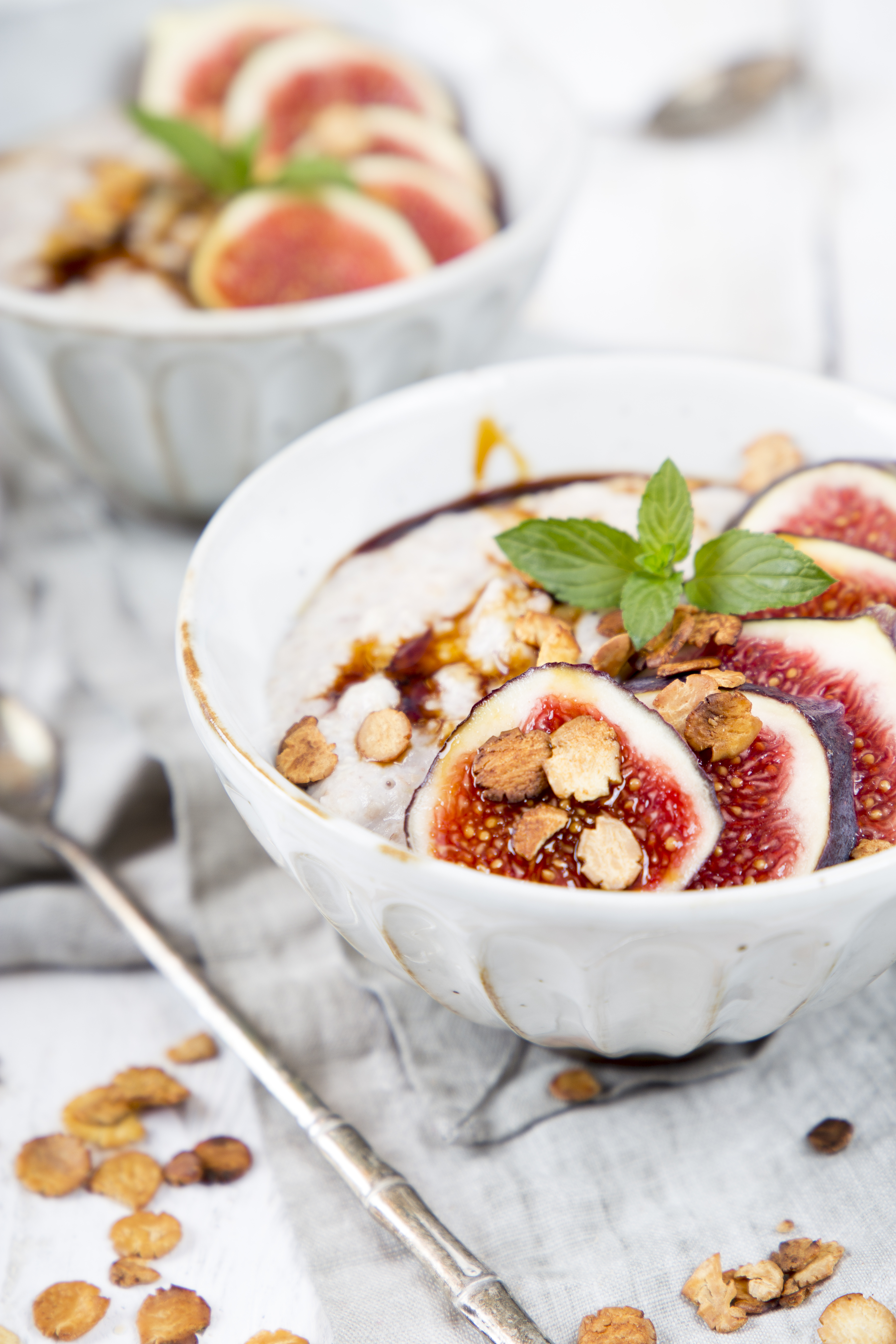 Buchweizen-Porridge mit frischen Feigen, Kokosblütensirup und gerösteten Sojaflocken