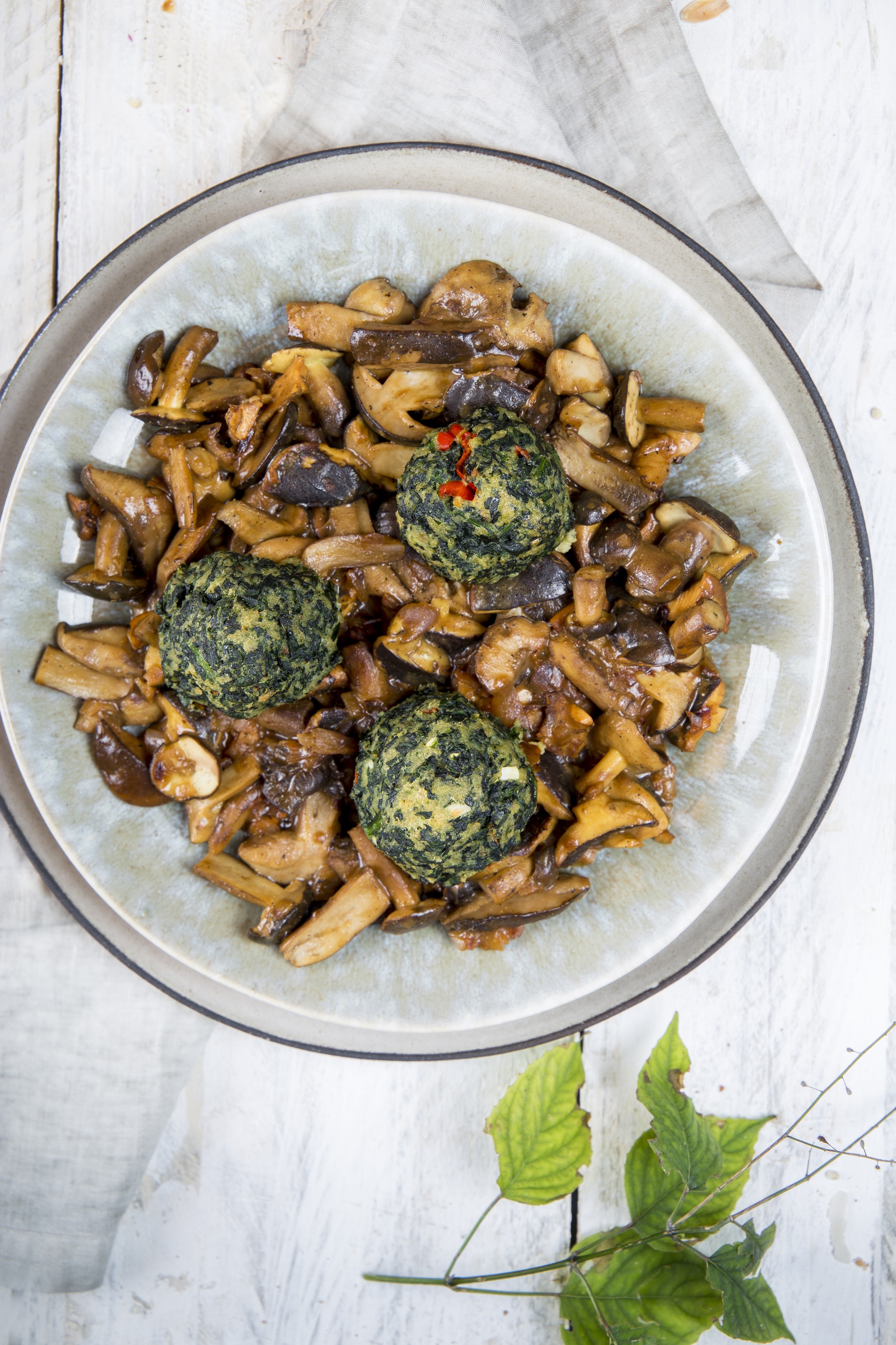 Gebackene Spinatbällchen mit Miso-Pilzragout