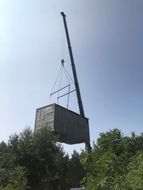 Huset lyfts på plats