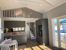 Kök med rymligt loft ovanför badrum