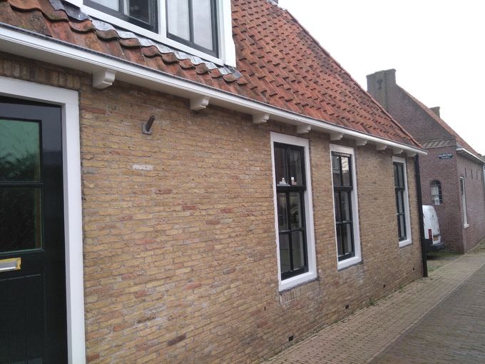 Na een heel nat september 2017 het pand toch nog in de verf gekregen.