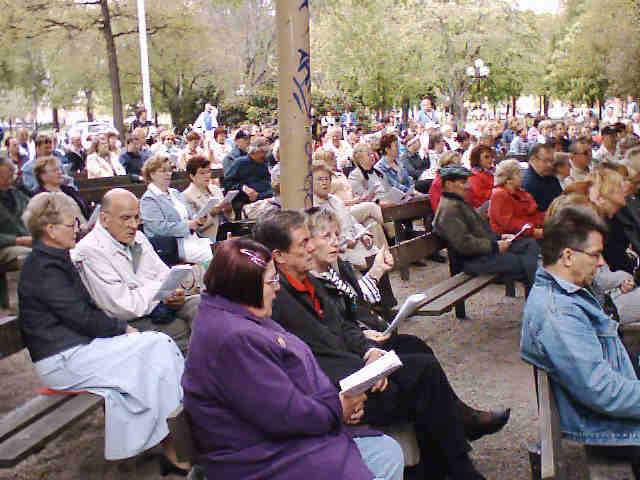 20042