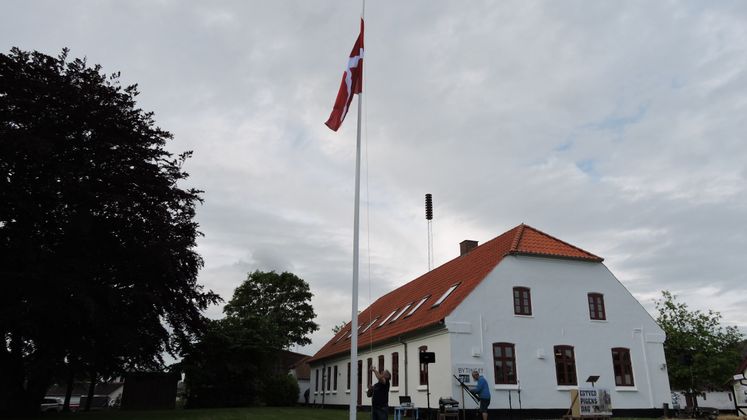 For første gang hejses det nye flag til et arrangement
