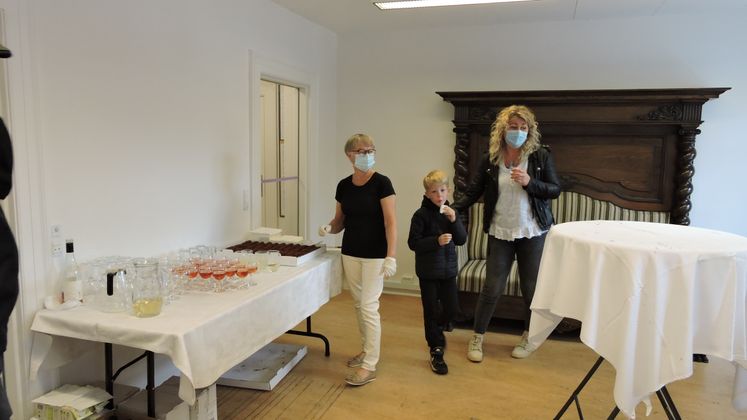 Et øjeblik uden kø ved kager og vin
