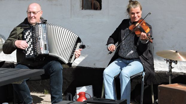 Folkemusiker Tove de Fries med orkester