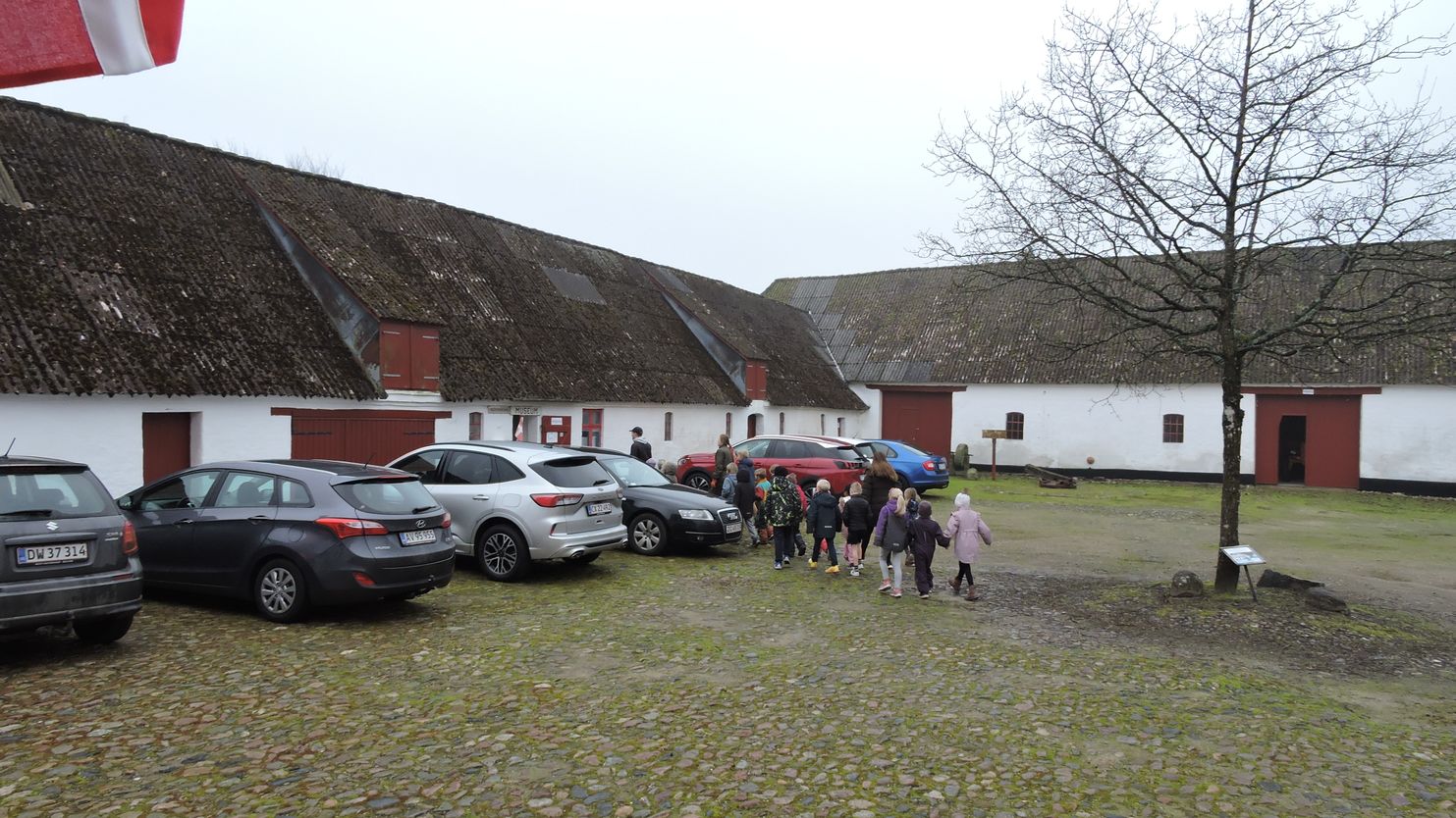 SFO og børnehave børn myldre ind.
