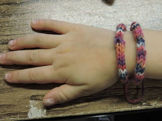 Stolt ejer af et nylavet armbånd