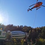 Bilete av betong som vert levert i tobb til helikopter