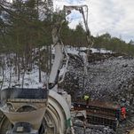 Bilete av pumpebil som leverer betong til bru