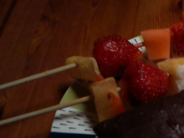 Studentefterrätt
Chokladkaka med fruktspett och glass
