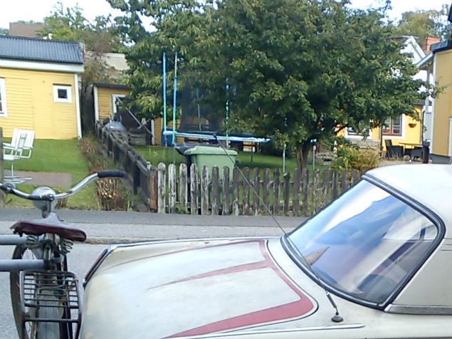 Tog en bild på en bil med diverse loppisfynd