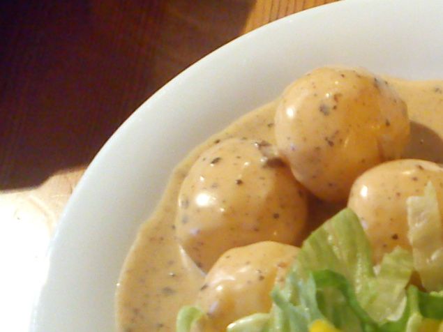 Hemlagade köttfärsbiffar med rödlök och gräddsås och potatis med en krispig sallad blev maträtten idag. 