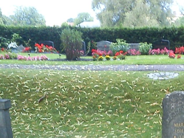 Vi var vid mormors grav på kyrkogården i Valla i Linköping. Gravstenen ska tas bort snart och då får någon annan snart vila bredvid mormor.
Såg också att min jobbarkompis Rolf Fagrell från den tiden på HSB i Linköping vilade straxt bredvid mormor.