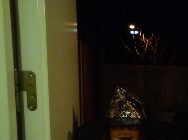 Dessa tre flickor kom i sina Halloweenkläder och frågade
-Bus eller godis? Eftersom vi inte hade något godis hemma så fick de bananer som de ville ha och blev glada för det.