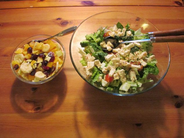 Idag bestod middagen av sallad och fruktsallad. Nyttigt och gott! Salladen bestod av isbergssallad, romansallad, körsbärstomater, gurka, broccoli och färskost med ananas och mandel. Färskosten jag köper finns på Lidl och är jättegod och heter Goldessa Pineapple & Almonds och blir toppen på denna sallad.  Fruktsalladen består av blå vindruvor, apelsin, äpple och banan.