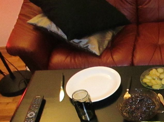 Rökt rådjursstek med gul potatisgratäng och rödlöksmarmelad