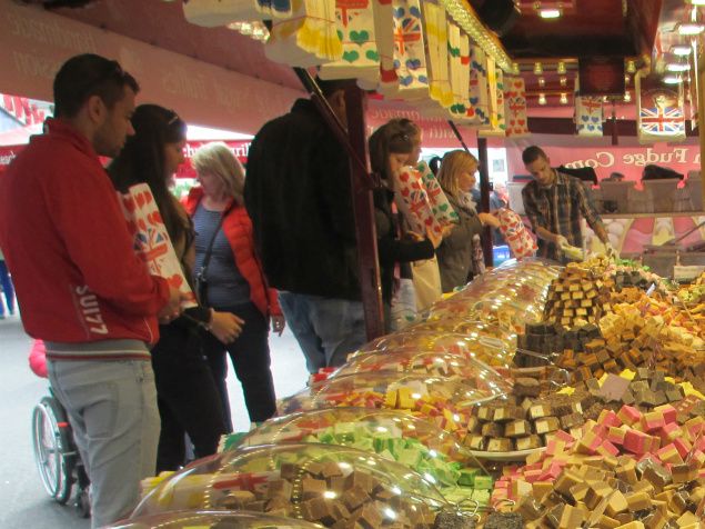Oj vilka stora Fudgebitar i alla dess sorter! De kostade 29.90 kr/hg.
Vi köpte 2 st bitar och summan blev 61.60 kr så de vägde ganska mycket styckvis. Men goda var de! Tror nog de fick en del svinn där eftersom bordet var långt och brett och mäktigt och det var jättemycket folk som trängdes och skulle lägga bitar i påse men det var inte så många personal och de hade nog svårt att hålla uppsikt så jag tror många tog chansen att gå iväg med påsarna utan att betala.