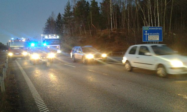 En framförvarande bil fick troligtvis punktering och som sen körde in i mitträcket. Bilen studsade tillbaka och blev till slut ståendes med hjulet utvikt och utan framskärm för den kom farande i luften innan. Jag fick snabbt fram varningstriangeln och satte upp den för det var på E22 med mycket trafik och höga hastigheter. På olycksplatsen är det 100 km/tim och där dubbelfil börjar så hastigheten är ofta hög och det blir riskabelt att stå still. Lade också en värmande filt runt kvinnan som körde. Tur i oturen så blev det troligtvis endast materiella skador. Jag plockade sen bort allt skrot från vägbanan tillsammans med några till som hade stannat innan räddningstjänsten kom. Ambulans kom efter ett litet tag men polisen dröjde av och om jag inte helt tar fel så tog det nästan en timme innan polisen var på plats och dirigerade trafiken och stängde av när bilen skulle bärgas. Mitträcket hade nog en skyddande hand som gjorde att olycksbilen inte for över i motsatt körbana.