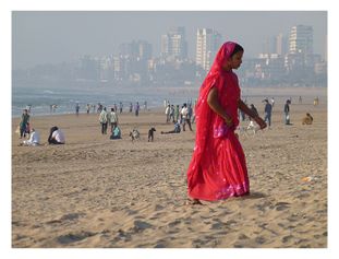 Kvinna på stranden, Mumbai
