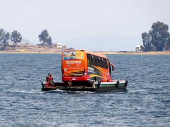 Unser Linienbus auf der Fähre am Titikakasees in Bolivien.