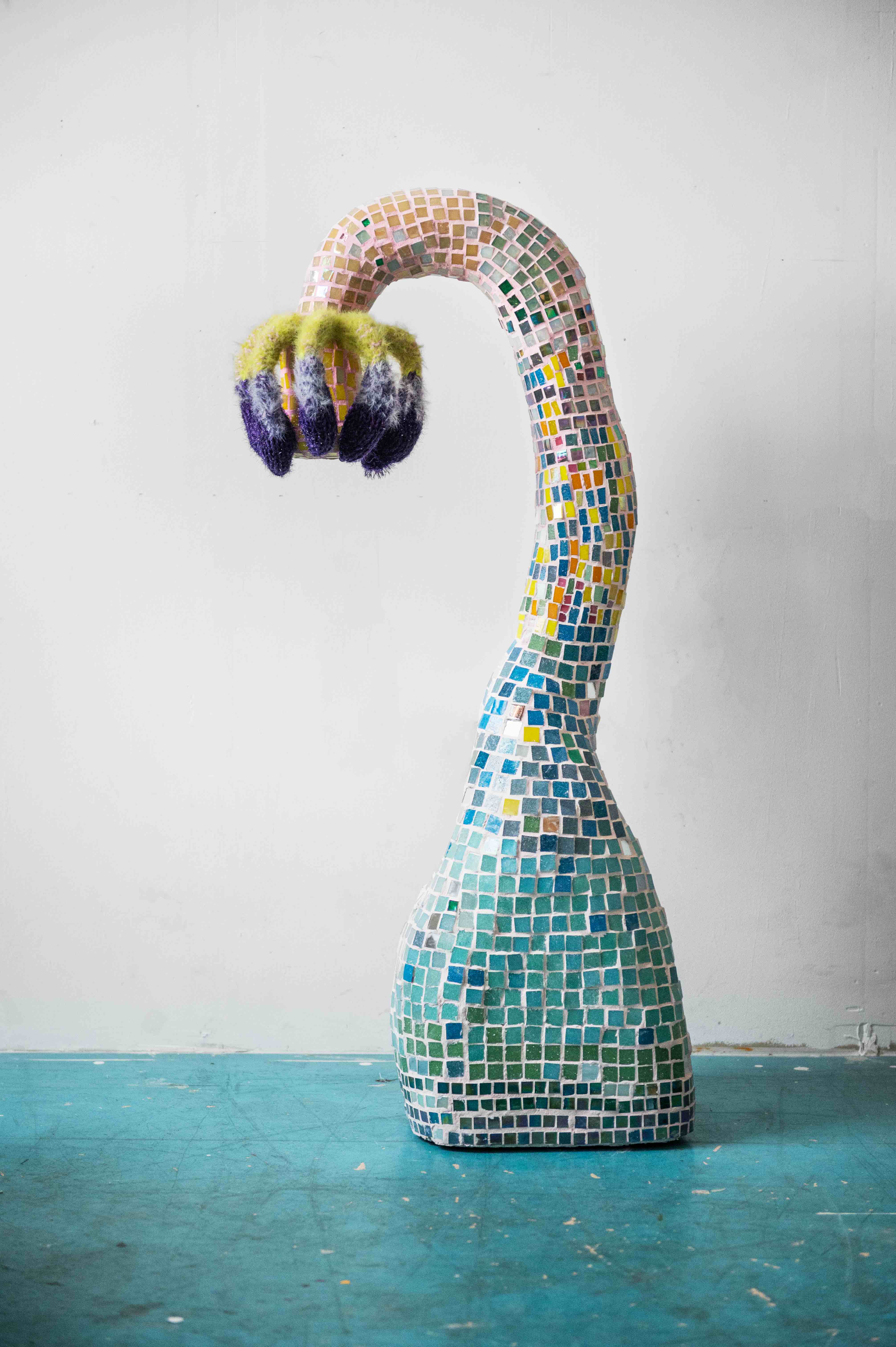Fantasiblomma_(i mosaik)_ 116 x 40 x 32 cm_mosaik_2025 (kopia)