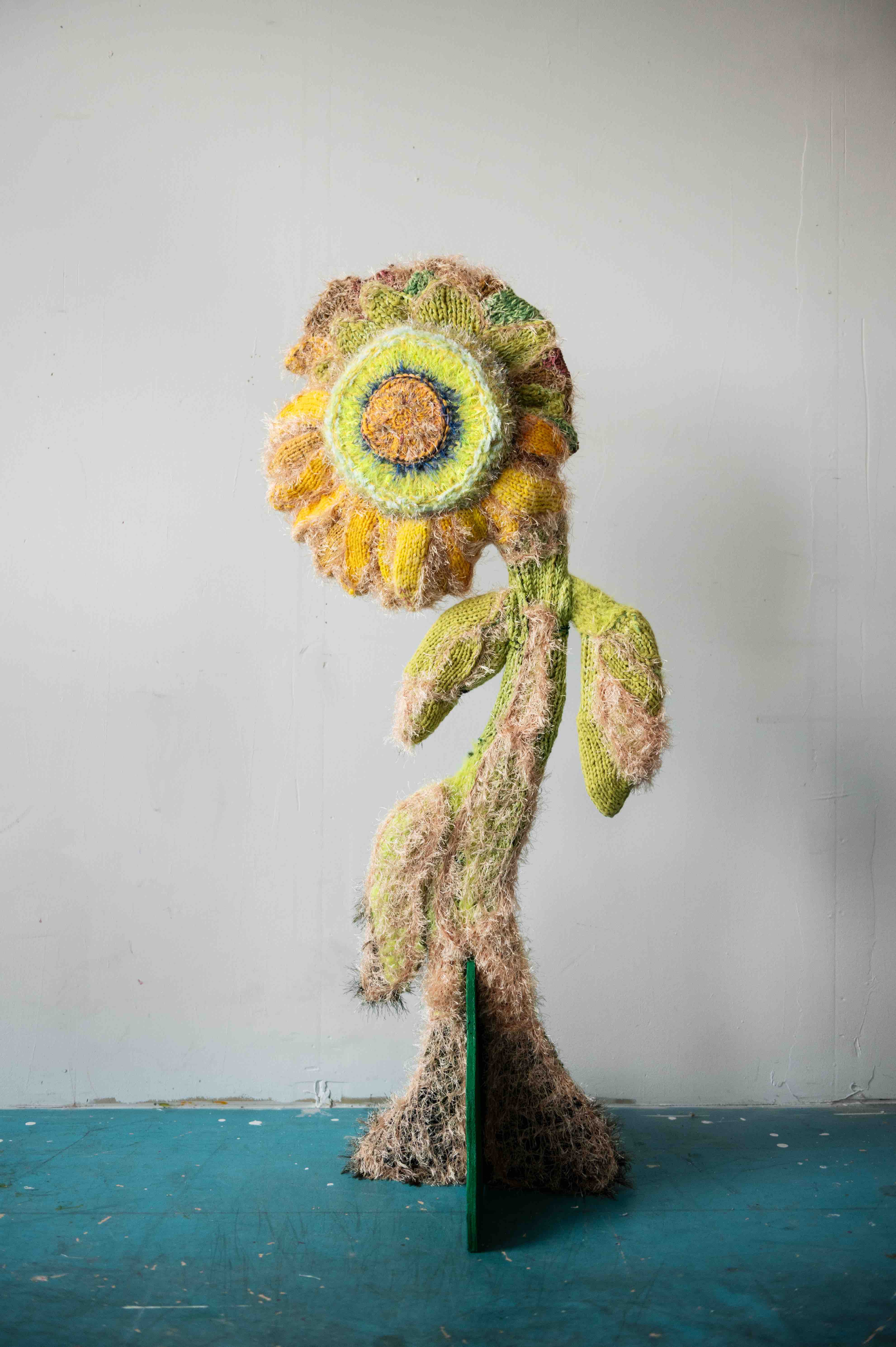 Solros (Bladen gulnar, stjälkarna böjer sig)_ 135 x 60 x 10 cm_hands