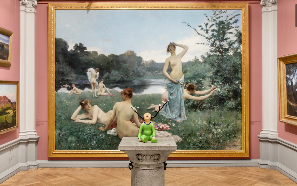 Fredrik Raddums The Child i akryl på epoxiplast & konstblommor, 2005, framför Sommar i  Fürtenbergska galleriet