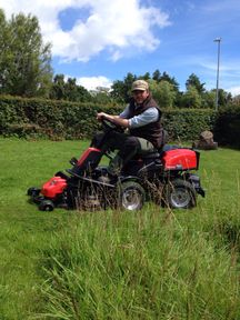 Lars Hugo på sin første plæneklipper