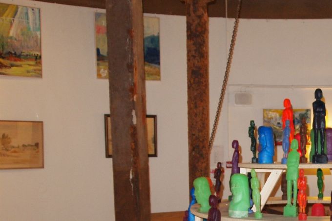 Billedhugger, siger jeg, når nogle spørg om hvilken slags kunstner jeg er. Så er det slået fast, tænker jeg, da alle andre er billedkunstner.
Ordet Billedhugger, peger mere tilbage i historien end frem, hammer mejsel, sten, er det billede som dukker op på min nethinde.
Jeg tænker at jeg må bruge ordet og dettes betydning til at skabet et værk til denne udstilling. Et værk hvor jeg hugger et billede af fortidens kunst og placere det i nuet. Tiden opsluger alle kunstner og kunstværker.
I min rejse tilbage i fortidens kunstnere på sydhavsøerne fandt jeg disse skulpturer fra en billedhugger fra Sakskøbing, Hans o Andersen.  Jeg prøver at transformere hans værket til nutiden, Jeg har støbt dem i sæbe, så nu kan du bestemme over den tid som disse nye skulpturer har her på jorden, om skulpturen skaber nærkontakt på dit toilet eller bliver udstillet hjemme hos dig, er nu op til dig.
Du er nu herre over fremtiden.  

 
