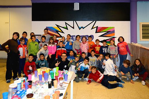 Grupo del Taller de arte mural "Pintura viñeta" en el Centro Juvenil.