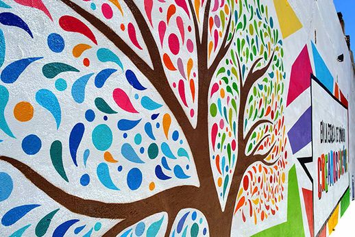 Detalles del "Árbol de la vida" del Arte mural "Creamos Sueños".