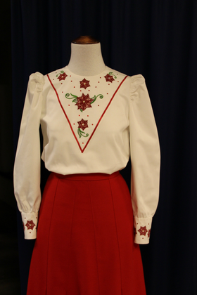 Blus med maskinbroderi