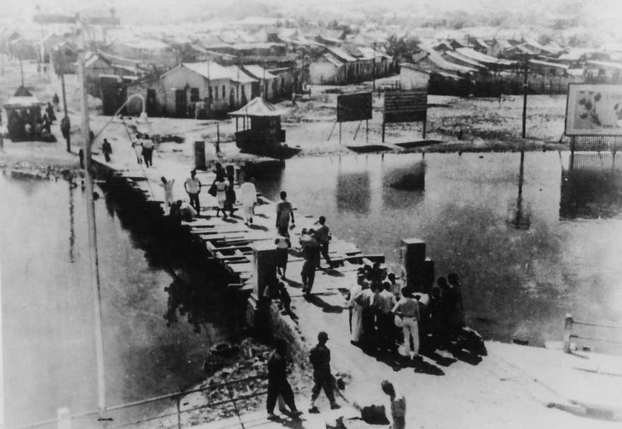 Chambacú, puente de acceso a la isla (1960)