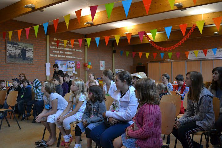 Er is een gemeente in Tongeren!
In de Belgische stad Tongeren is door middel van evangelisatiewerk onder de overwegend rooms-katholieke bevolking een kleine protestantse gemeente ontstaan. Aan deze gemeente, met de naam “De Stem van de Goede Herder”, is dominee T. Vanhuysse verbonden. Ds. Vanhuysse was in het verleden priester in de Rooms-Katholieke Kerk. Na zijn uittreding uit de Rooms-Katholieke Kerk is ds. Vanhuysse door IRS opgevangen in de Wartburg te Velp. Na zijn verblijf in de Wartburg en zijn terugkeer naar België is IRS hem blijven ondersteunen zodat hij in staat is om in Tongeren het Bijbelse evangelie te laten klinken

