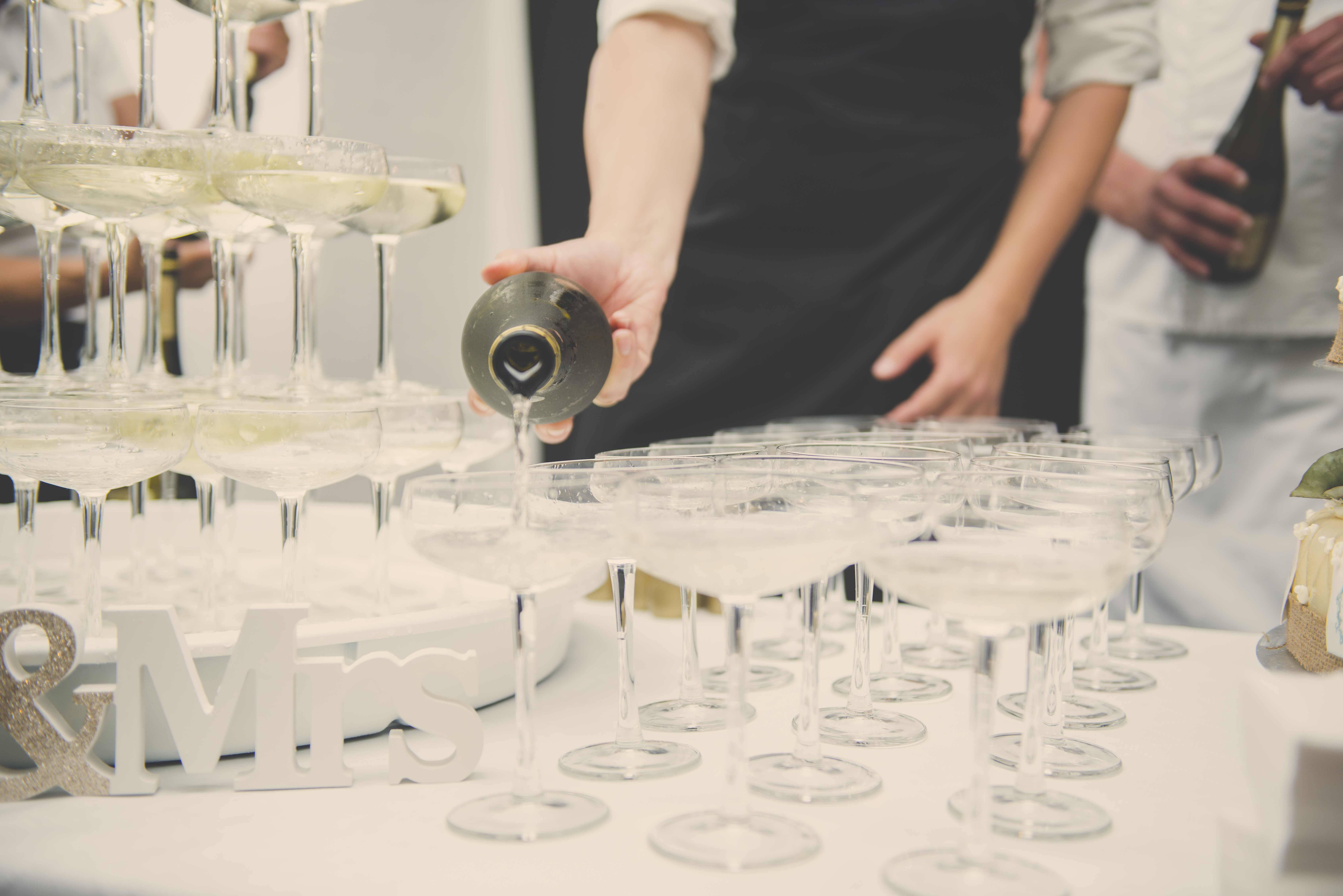 Champagne skænkes - Eventdecor.dk