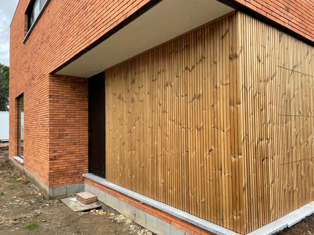 Garagepoort verwerkt in het hout