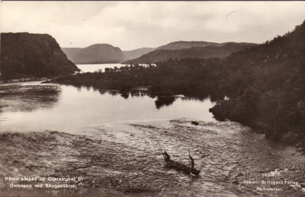 Båten stakes op Oterstryket til Øvrevann ved Skoganvarre. G. Hagens Forlag. Hammerfest Nr. 1488.