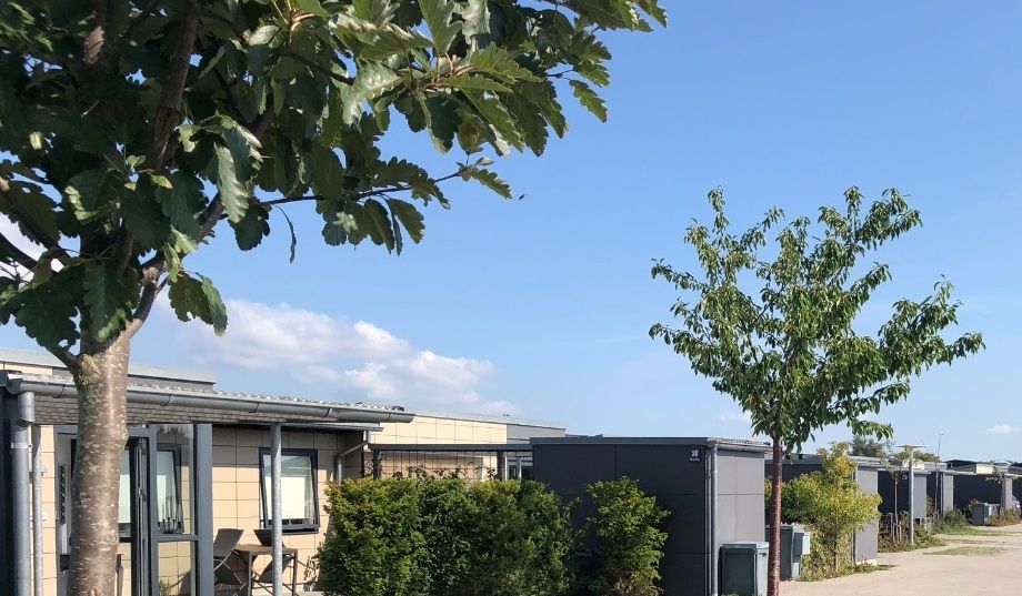 Gårdspladsen på Fåreager 2-38. Fotograferet i august 2018.